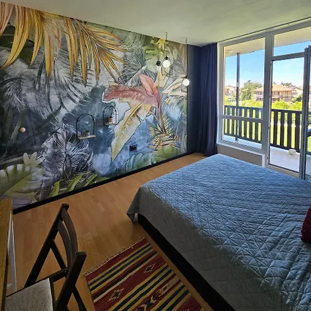 трехкомнатный с видом на море Apartment *