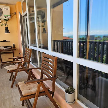 трехкомнатный с видом на море Apartment Aheloy